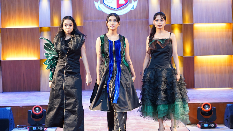 ফ্যাশন ডিজাইন অ্যান্ড টেকনোলজি বিভাগের আয়োজনে অনুষ্ঠিত ফ্যাশন প্রদর্শনী, ‘টু থ্রি ওয়ান কালেকটিভস’। ছবি: আয়োজকদের ফেসবুক