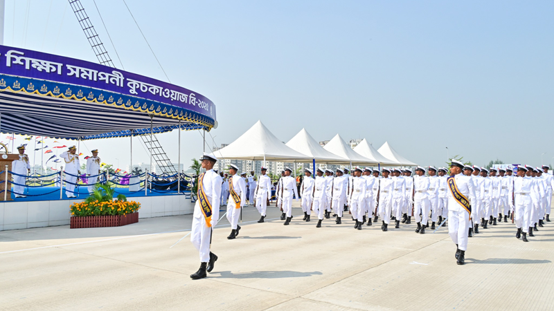 মনোমুগ্ধকর শিক্ষা সমাপনী কুচকাওয়াজে শেষ হয়েছে বাংলাদেশ নৌবাহিনীর বি/২০২৫ ব্যাচের নবীন নাবিকদের বুটক্যাম্প প্রশিক্ষণ। ছবি: নৌবাহিনীর মিডিয়া উইংস