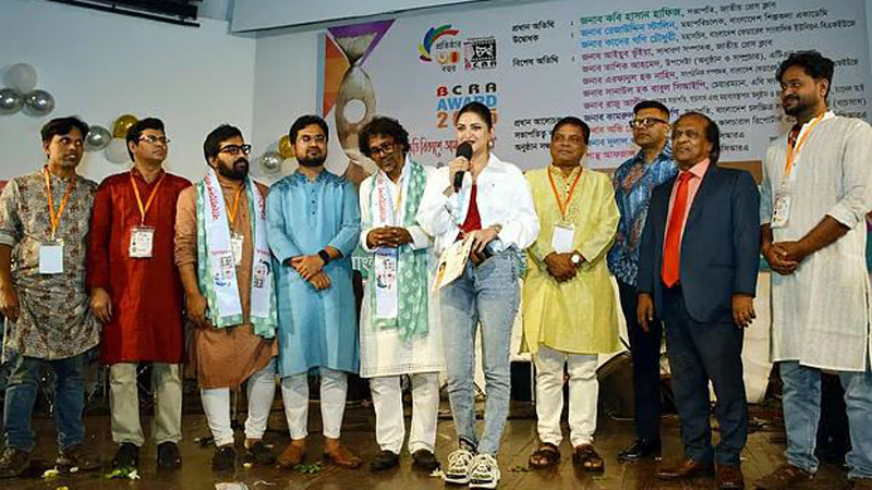 ‘রঙ্গিলা কিতাব’ ছবির জন্য শ্রেষ্ঠ অভিনেত্রীর পুরস্কার পান পরীমনি। ছবি: বিসিআরএ