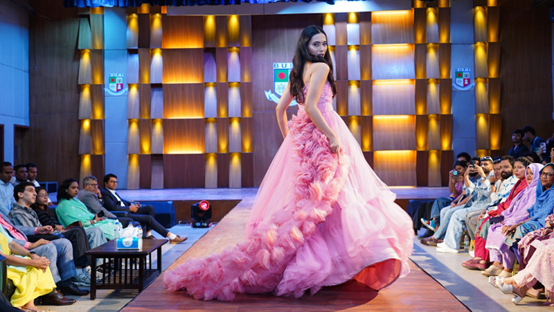 ফ্যাশন ডিজাইন অ্যান্ড টেকনোলজি বিভাগের আয়োজনে অনুষ্ঠিত ফ্যাশন প্রদর্শনী, ‘টু থ্রি ওয়ান কালেকটিভস’। ছবি: আয়োজকদের ফেসবুক