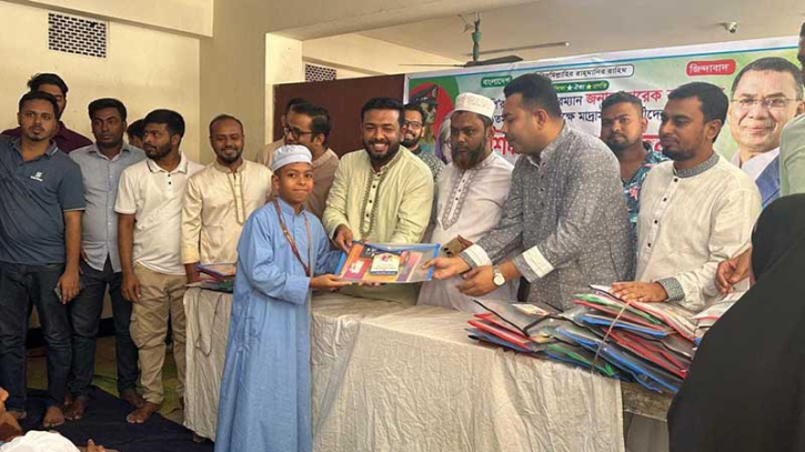 তারেক রহমানের জন্মদিনে শিক্ষা উপকরণ বিতরণ চট্টগ্রাম মহানগর ছাত্রদলের 