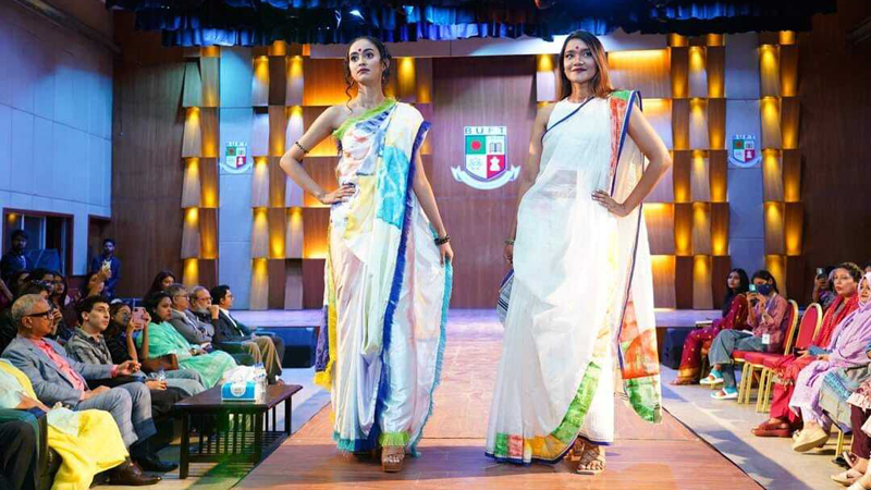 ফ্যাশন ডিজাইন অ্যান্ড টেকনোলজি বিভাগের আয়োজনে অনুষ্ঠিত ফ্যাশন প্রদর্শনী, ‘টু থ্রি ওয়ান কালেকটিভস’। ছবি: আয়োজকদের ফেসবুক