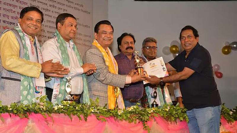 ‘মোস্ট পপুলার অ্যাক্টর’-এর সম্মাননা পান মোশাররফ করিম। ছবি: বিসিআরএ