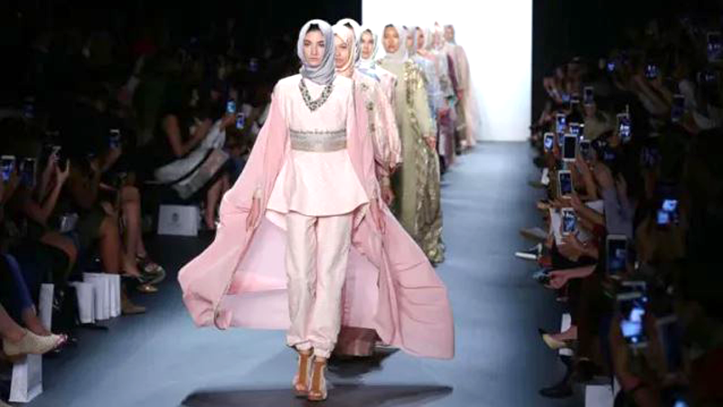 বিশ্বমঞ্চের নতুন ধারায় সৌদির মডেস্ট ফ্যাশন। ছবি: সৌদি হান্ড্রেড ব্র্যান্ডস