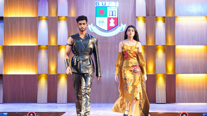 ফ্যাশন ডিজাইন অ্যান্ড টেকনোলজি বিভাগের আয়োজনে অনুষ্ঠিত ফ্যাশন প্রদর্শনী, ‘টু থ্রি ওয়ান কালেকটিভস’। ছবি: আয়োজকদের ফেসবুক