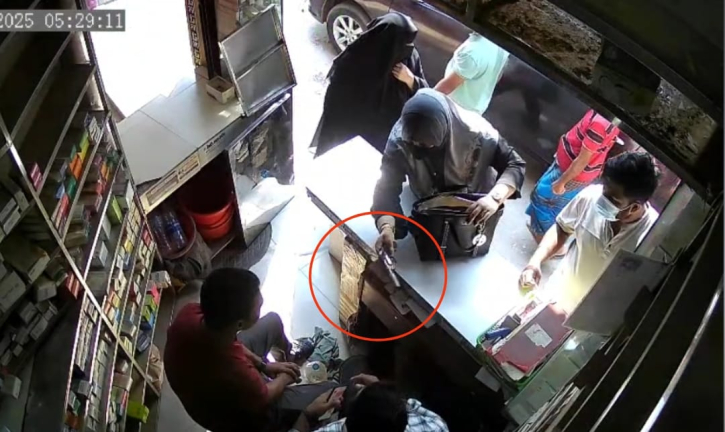 ভ্যানিটি ব্যাগ থেকে পিস্তল বের করে যুবলীগ নেতার স্ত্রীর হুমকি!