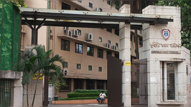 রেলের ছয় কর্মকর্তা দুদকের মামলার মুখোমুখি