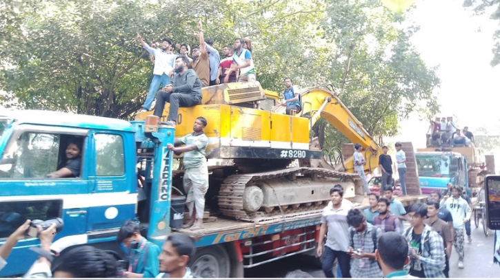 ধানমন্ডি ৩২–এ দুটি বুলডোজার