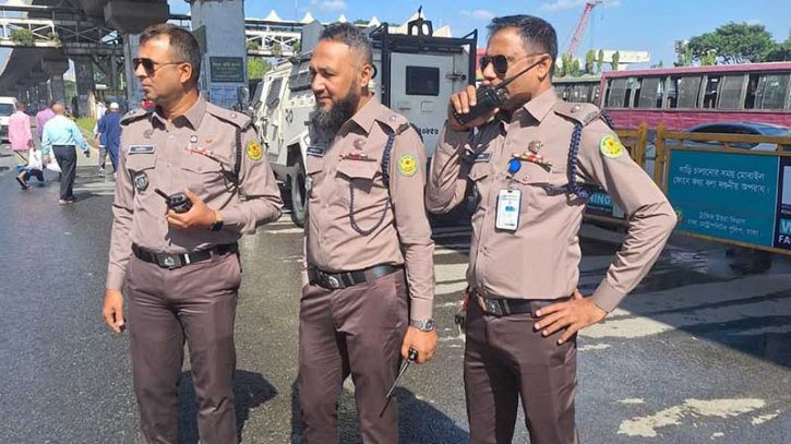নতুন পোশাকে পুলিশের কড়া নিরাপত্তা