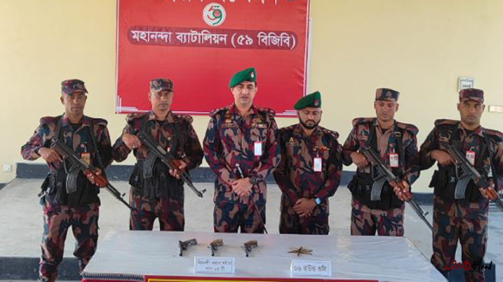 চাঁপাইনবাবগঞ্জে বিদেশি অস্ত্র-গুলি উদ্ধার বিজিবির