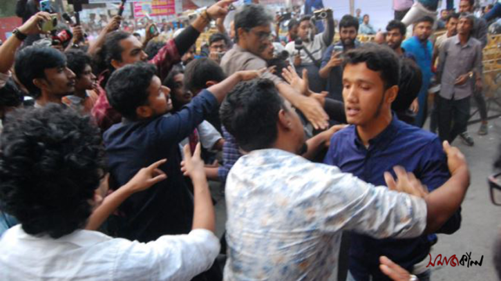 শাহবাগে বাউলের হামলার প্রতিবাদী সমাবেশে  বাধা–হাতাহাতি