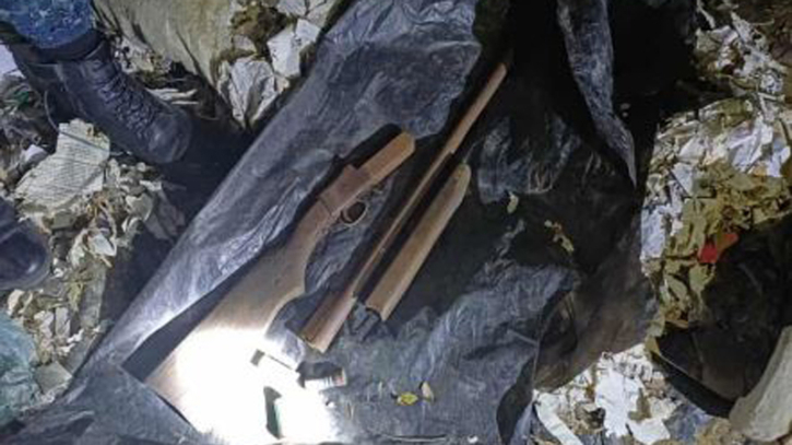 কুতুবদিয়ায় যৌথ অভিযানে দেশীয় বন্দুক ও কার্তুজ উদ্ধার