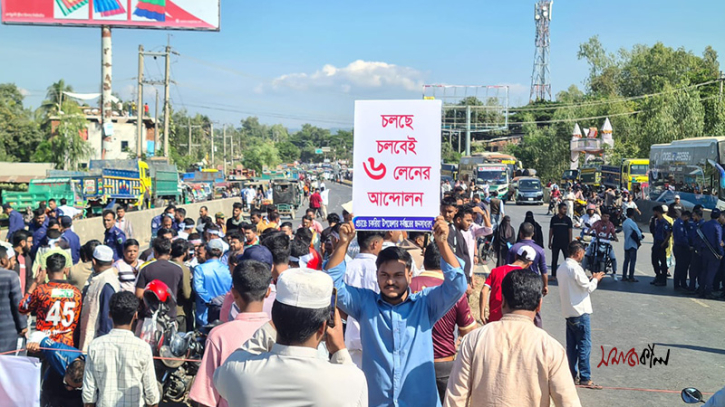 ৬ লেনের দাবিতে ৩ ঘন্টা বন্ধ চট্টগ্রাম-কক্সবাজার মহাসড়ক