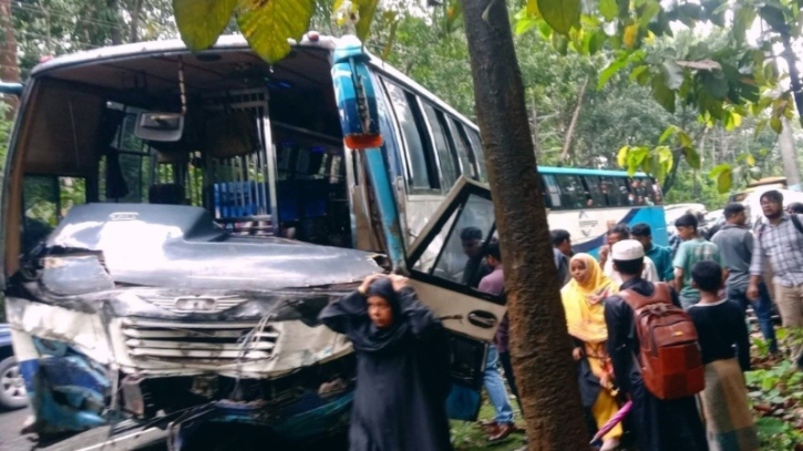 চকরিয়ায় বাস-মাইক্রোবাস সংঘর্ষে ৫ পর্যটকের মৃত্যু