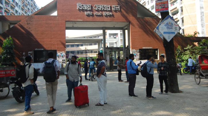 ১৫ দিনের বন্ধে ঢাবি, হল ছাড়ছেন শিক্ষার্থীরা