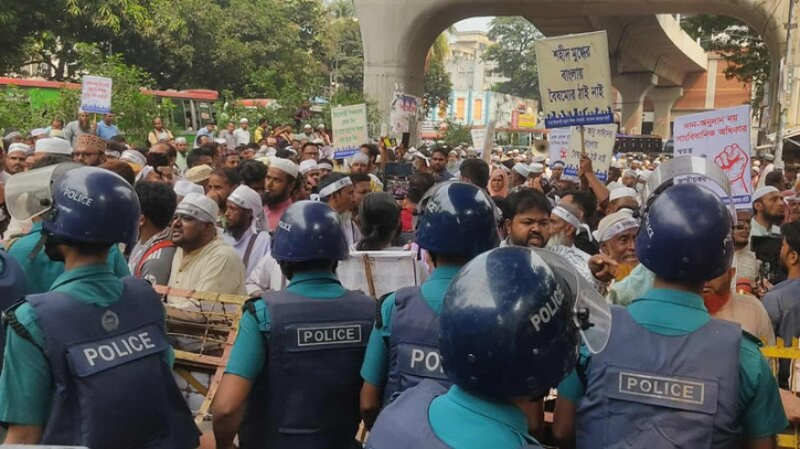 পুলিশ আটকে দিল এবতেদায়ী শিক্ষকদের ‘লং মার্চ টু যমুনা’ পদযাত্রা