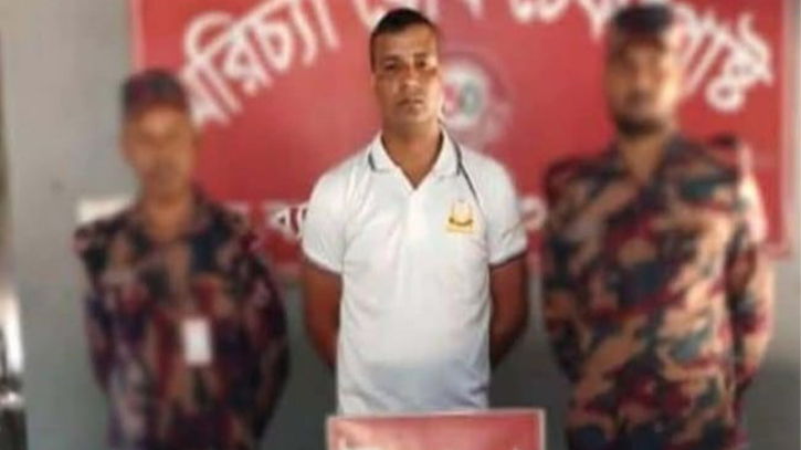 বিজিবির হাতে ইয়াবাসহ ভুয়া নৌসদস্য আটক 