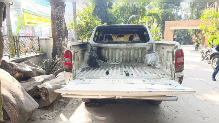 গোপালগঞ্জে পেট্রল বোমা, পিকআপে আগুন; মহাসড়কে অবরোধ