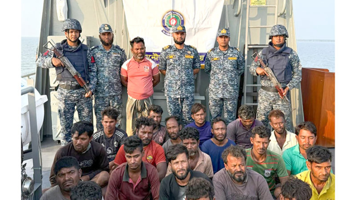 বঙ্গোপসাগরে ট্রলারসহ ২৪ জেলেকে উদ্ধার করেছে নৌবাহিনী