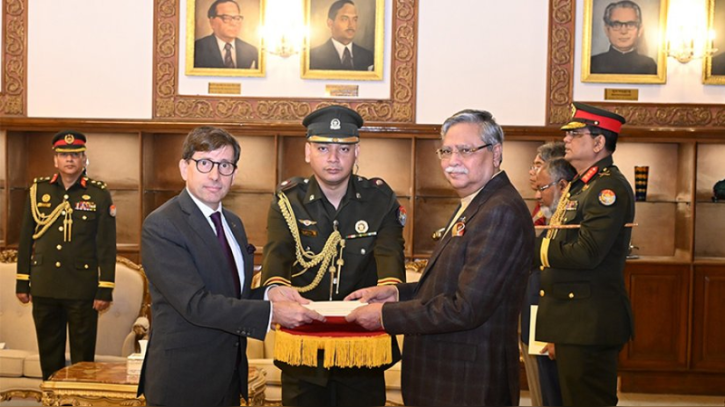 রাষ্ট্রপতির কাছে পরিচয়পত্র পেশ ফ্রান্সের রাষ্ট্রদূতের  