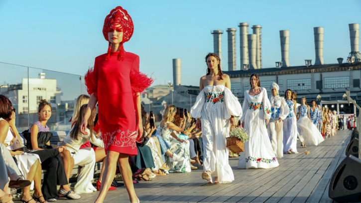 আগামীর বিশ্ব ফ্যাশনের একঝলক রাশিয়ার র‌্যাম্প শোতে