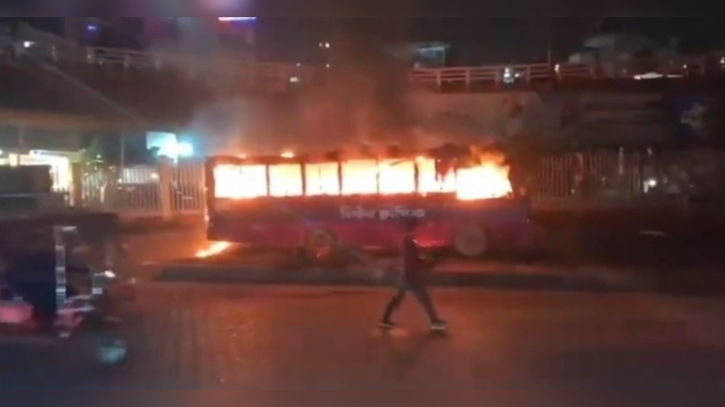 রামপুরায় বিটিভির গেটের সামনে বাসে আগুন