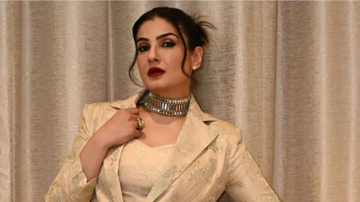 প্রযোজকদের কুপ্রস্তাব এড়াতে হোটেলের রুম বদলাতেন রাবিনা ট্যান্ডন!