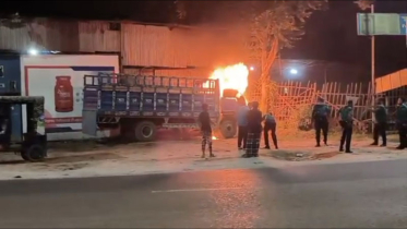 রামপুরায় গভীর রাতে দাঁড়িয়ে থাকা ট্রাকে অগ্নিসংযোগ