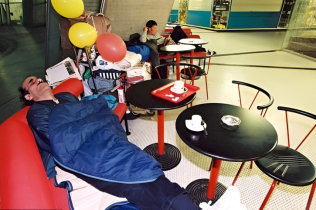 এয়ারপোর্টের বেঞ্চকে বানিয়েছিলেন বেডরুম 