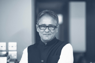 দরিদ্র মানুষের ঘর পুড়ে যাওয়া মানে বোঝেন? 