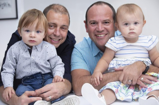 জমজ দুই শিশুর দুই পিতা