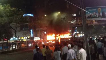 ধানমণ্ডিতে ল্যাবএইড হাসপাতালের সামনে বাসে আগুন