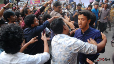 শাহবাগে বাউলের হামলার প্রতিবাদী সমাবেশে  বাধা–হাতাহাতি