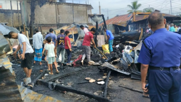 খাগড়াছড়ির অগ্নিকাণ্ড: বজ্রপাত থেকে আগুন, পুড়লো ২৩ দোকান