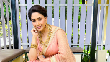 সিরিয়াল কিলার হয়ে ফিরছেন মাধুরী দীক্ষিত