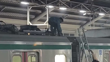 ছাদে দুই কিশোর, বন্ধ মেট্রোরেল চলাচল