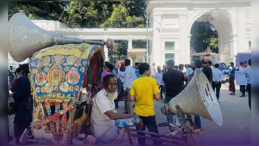 হাসিনাকে খুঁজতে হারানো বিজ্ঞপ্তির মাইকিং