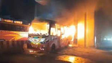 আশুলিয়ায় সড়কের পাশে পার্কিং করা বাসে আগুন