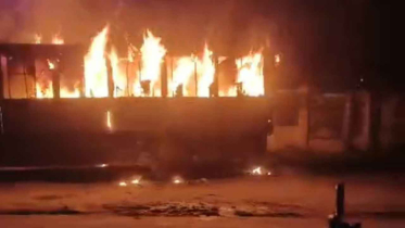 হাজারীবাগে কলেজের সামনে পার্কিং করা বাসে আগুন