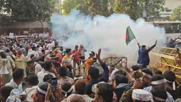 শাহবাগে প্রাথমিক শিক্ষকদের পদযাত্রায় পুলিশের সাউন্ড গ্রেনেড, আহত বহুজন