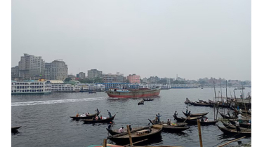 বুড়িগঙ্গায় লঞ্চের ধাক্কায় জবির ১৫ শিক্ষার্থীসহ নৌকাডুবি