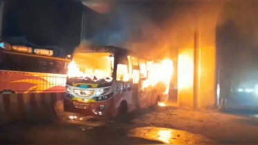 সড়কে দাঁড়ানো যাত্রীবাহী বাসে আগুন