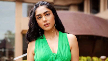 মৃণাল ঠাকুরের ঝকঝকে ত্বক! রূপচর্চার গোপন ফর্মুলা