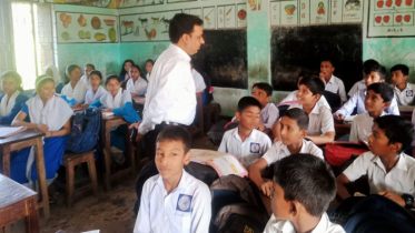 ফুলের তোড়া নয়, সরাসরি ক্লাস নিলেন ডিসি