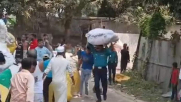 বস্তা মাথায় নিয়ে আগুনে ঝাঁপ, ওসি ভাইরাল!