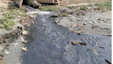 ডাইং করাখানার বর্জ্যে কালো বুড়িগঙ্গা