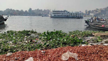 বর্জ্য নিয়েই চলছে বুড়িগঙ্গা