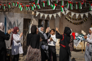 বিধ্বস্ত গাজায় কিশোরীর বাধভাঙা উচ্ছ্বাস