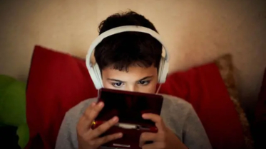 স্ক্রিনে ডুবে থাকা শিশুদের মস্তিষ্কে পরিবর্তন উদ্বেগের