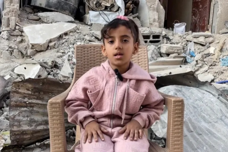 দগ্ধ শরীরে ছোট্ট মেয়ের জীবন সাজানোর লড়াই